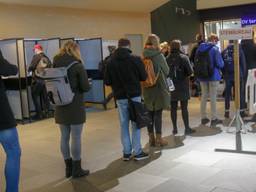 Rij voor het stembureau op het station in Eindhoven. (Foto: Arno van der Linden/SQ Vision)