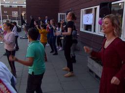 Samen met de kinderen stond juf Daisy te dansen tijdens de huldiging