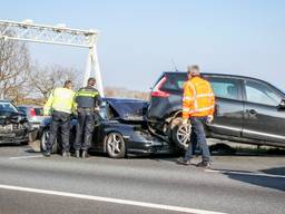 Bij het ongeluk bij Wouwse Plantage zijn meerdere auto's betrokken. (Foto: 112Nieuwsonline)