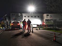 De vrachtwagen staat dwars over de weg. (Foto: Tom van der Put/ SQ Vision)