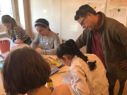 Meester Marc van der Heijden aan het werk in de klas (Foto: Alice van der Plas).