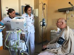 Stagiaire Esmee Duinhof controleert de bloeddruk van een patiënt (Foto: Imke van de Laar)