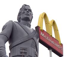 Het standbeeld van Michael Jackson zoals het jaren bij de McDonald's stond.