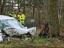 De auto botste tegen een boom. (Foto: Tom van der Put/SQ Vision)