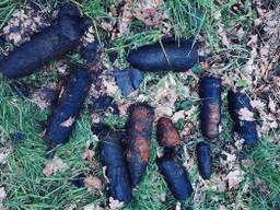 De gevonden explosieven. (Foto: politie/Instagram)