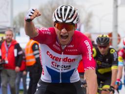 Mathieu van der Poel wint Dwars door Vlaanderen (foto: OrangePictures).