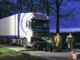 Bij het ongeval kwam de bestuurder van de auto klem te zitten. (Foto: Danny van Schijndel)