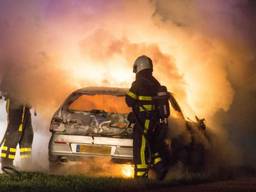De brandweer bluste de auto in Rucphen. (Foto: Alexander Vingerhoeds)