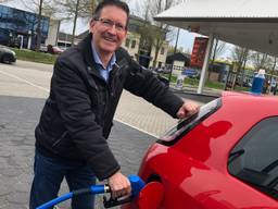 Cees van den Heuvel tankt blauwe diesel met een blauwe slang.