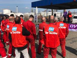 Shell-medewerkers bij de poortactie op Moerdijk voor meer loon. (foto: Raoul Cartens)