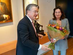 Bloemen van commissaris van Koning, Wim van de Donk, voor Désirée Schmalschläger (foto: provincie).