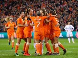 Blijdschap bij de Oranjeleeuwinnen na een van de goals tegen Mexico. (Foto: VI Images)