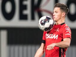 Bart Meijers controleert de bal in het shirt van Helmond Sport (foto: VI Images).