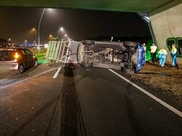 De aanhanger van de auto ligt dwars op de weg (Foto: Dave Hendriks SQ Vision)