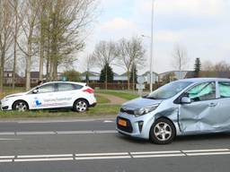 De lesauto van Vogelzang in de berm en de gehavende personenauto op De Gemertseweg (Foto: Danny van Schijndel)