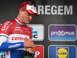 Van der Poel op het podium na winst in Dwars door Vlaanderen. Foto: VI Images.