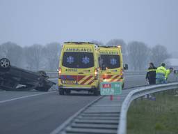 Auto slaat over de kop. (foto: GinoPress)