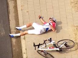 Van der Poel komt hard ten val. Screenshot: NOS