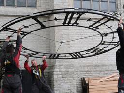 De wijzerplaten werden maandagochtend teruggehangen aan de Grote Kerk in Breda. (Foto: Perry Roovers)