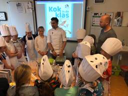 Topchef Jermain de Rozario leert de kinderen van groep 6 koken (Foto: Imke van de Laar)