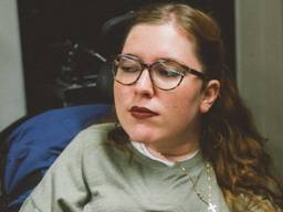 Lois wil graag onafhankelijker worden en dat kan door haar rijbewijs te halen. (Foto: Lois Clemens)