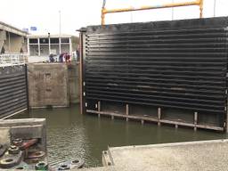 Het terugplaatsen van de sluisdeuren is een precisiewerkje (Foto: Remco de Ruijter)