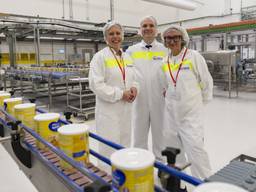 Minister Carola Schouten samen met directeur Sijmon Hage en Véronique Penchienati-Bosetta van Danone in het hart van de nieuwe fabriek van Nutricia in Haps.