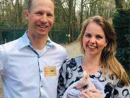 Twan en Kim met baby wallaby Skippy