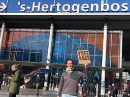 Thijs deelt vooral op het station in Den Bosch veel knuffels uit