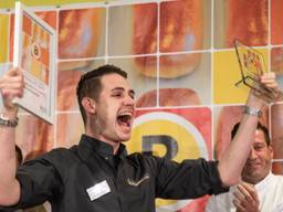 Lars van Dongen bakt het lekkerste worstenbroodje in 2019 (foto: Kevin Cordewener)