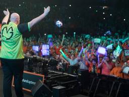 Michael van Gerwen voor een uitzinnig publiek. (Foto: Lawrence Lustig/PDC)