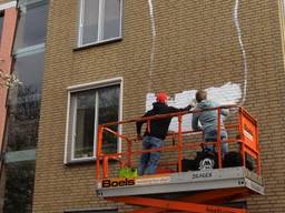 De kunstenaars begonnen donderdag aan hun muurschildering. (Foto: Tonnie Vossen)