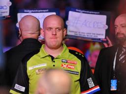 Concentratie bij Michael van Gerwen bij zijn opkomst in Ahoy (foto: OrangePictures).