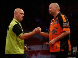 Michael van Gerwen liet Raymond van Barneveld kansloos (foto: ANP).