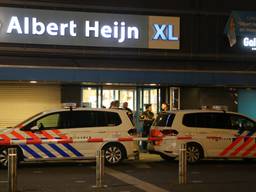 Politiewagens voor de ingang van Albert Heijn XL. (Foto: Danny van Schijndel)