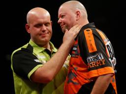 Van Gerwen en Van Barneveld (foto: ANP).