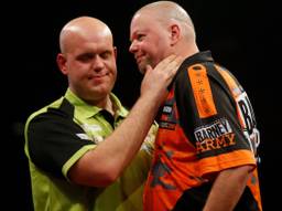 Van Gerwen en Van Barneveld (foto: ANP).