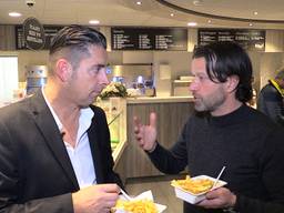 Verslaggever Ronald Sträter eet een frietje met Ernest Faber van PSV.