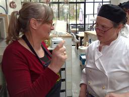 Marion (links) geeft instructies aan haar personeel. (foto: Omroep Brabant).