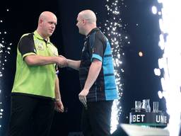 Van Gerwen en Cross tijdens een eerdere ontmoeting in de Premier League dit jaar (foto: Lawrence Lustig/PDC)