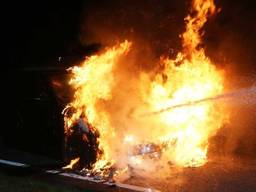 De auto ging in vlammen op. (Foto: Bart Meesters)