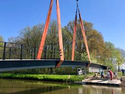 De nieuwe fietsbrug over de Mark bij de Klokkenberg in Breda wordt geplaatst (foto: Raoul Cartens)