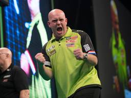 Michael van Gerwen versloeg Rob Cross in Cardiff. (foto: Lawrence Lustig/PDC)