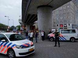 Politie voor de Maassilo in verband met de 'terrorristische dreiging'. (Foto: ANP)