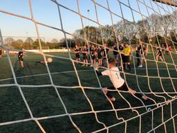 Ruim driehonderd voetballers doen mee aan de wereldrecordpoging. (Foto: Imke van de Laar)