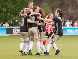 Ajax juicht na het winnende doelpunt in de topper tegen PSV. (Foto: Orange Pictures)