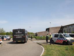 De bus wordt in Sprang-Capelle aan de kant gezet. Foto:FPMB / Erik Haverhals