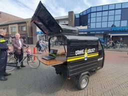 Politie driewieler van Coppie Koffie initiatief op Woenselse Markt in Eindhoven (Foto: Collin Beijk)
