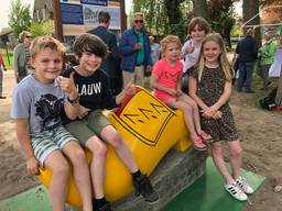 De kleinkinderen van klompenmaker Harrie van der Velden onthulden de grote klomp aan de Oirschotseweg in Best. (Foto: Tom van den Oetelaar)