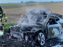 De uitgebrande auto die werd gevonden in het buitengebied van Rosmalen. (Foto: Bart Meesters)